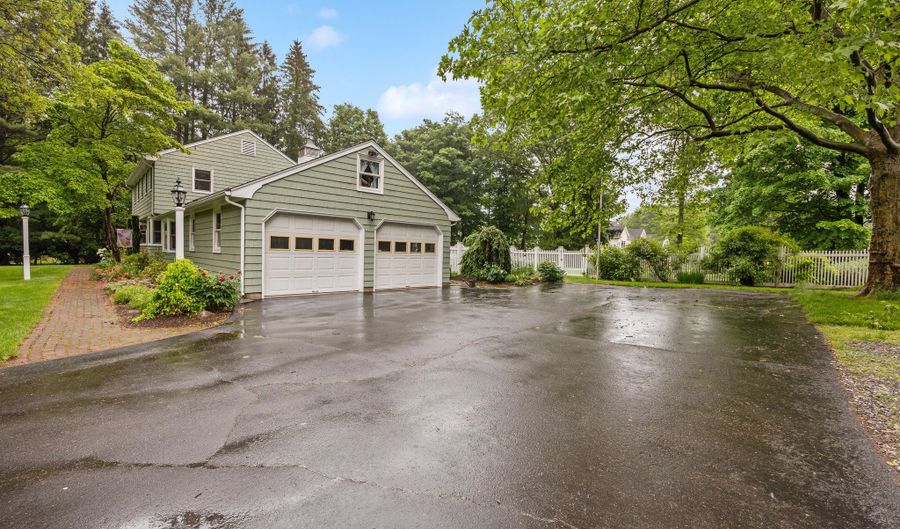 876 S Brooksvale Rd, Cheshire, CT 06410 - 4 Beds, 3 Bath