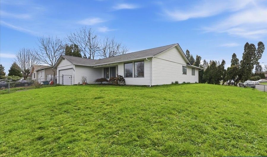 990 Hazel St, Aumsville, OR 97325 - 3 Beds, 2 Bath