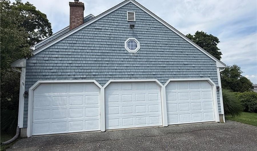 20 Morrison Ave, Middletown, RI 02842 - 4 Beds, 3 Bath