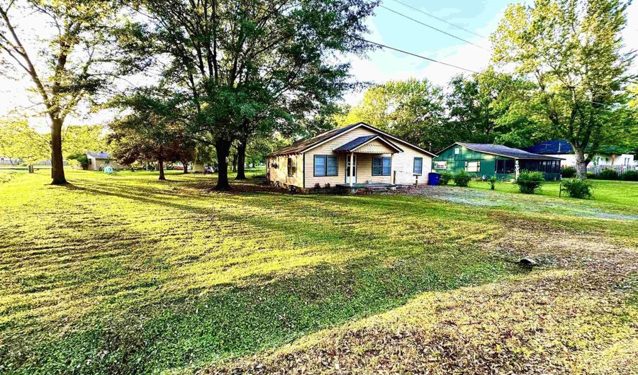 311 E College St, Beebe, AR 72012 - 2 Beds, 2 Bath