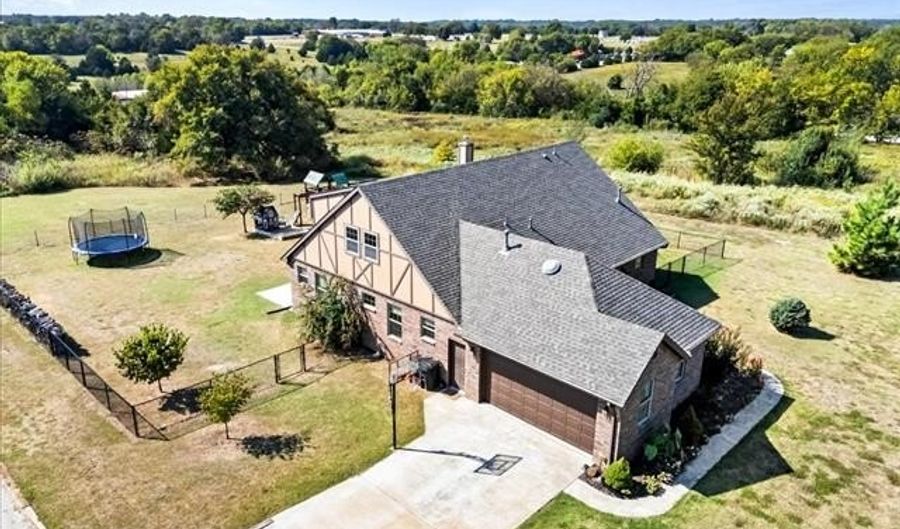 804 W Main St N, Beggs, OK 74421 - 5 Beds, 3 Bath