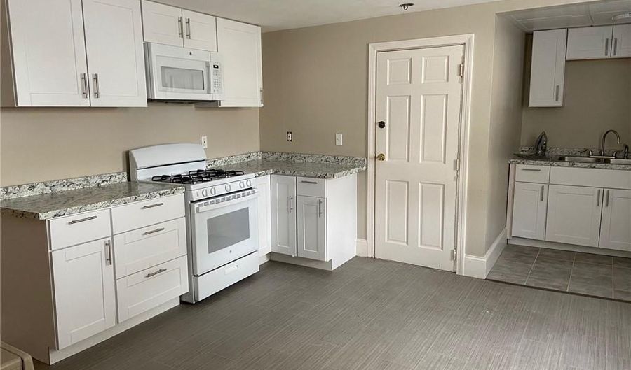 217 State St 1R, Bristol, RI 02809 - 2 Beds, 1 Bath