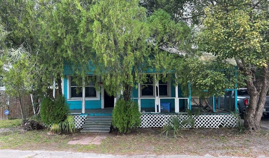 237 12th St, Apalachicola, FL 32320 - 3 Beds, 1 Bath