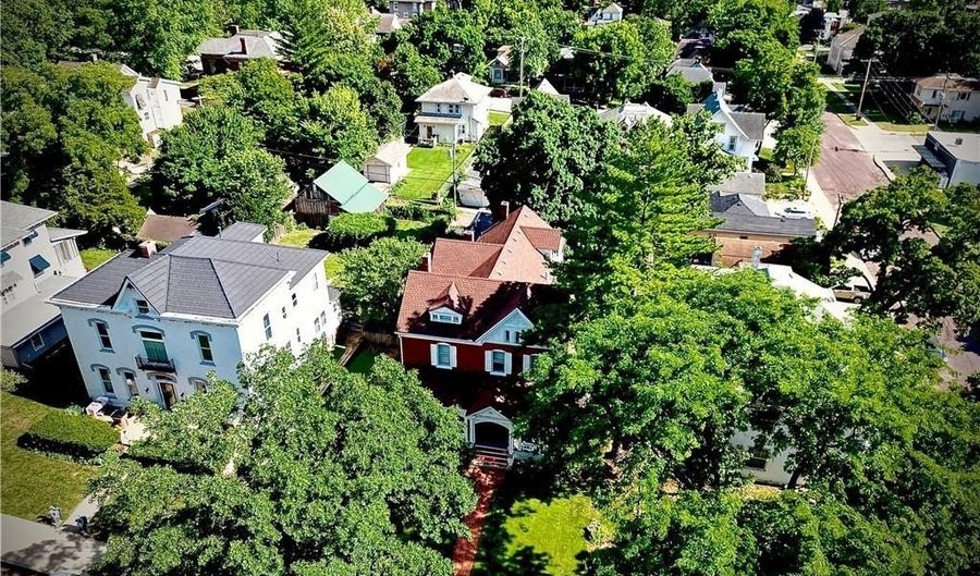 320 Parallel St, Atchison, KS 66002 - 5 Beds, 3 Bath