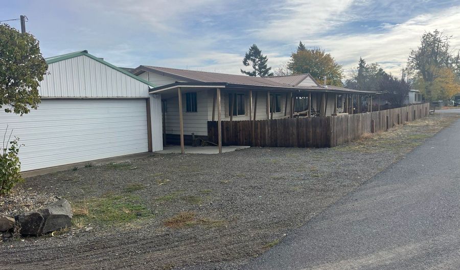 355 W WASHINGTON St, Athena, OR 97813 - 3 Beds, 2 Bath