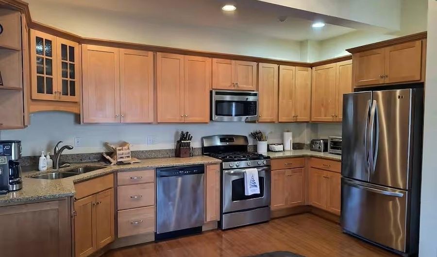 12 CATHERINE St 2, Newport, RI 02840 - 1 Beds, 1 Bath