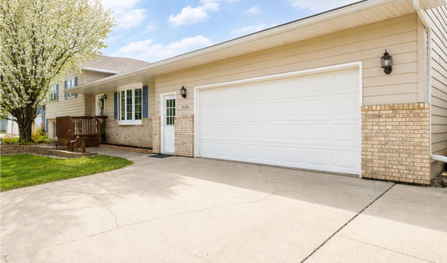 1234 Pinewood Ln, Aberdeen, SD 57401 - 4 Beds, 2 Bath