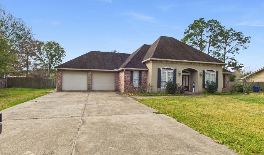 512 E Villien Ave, Abbeville, LA 70510 - 3 Beds, 4 Bath