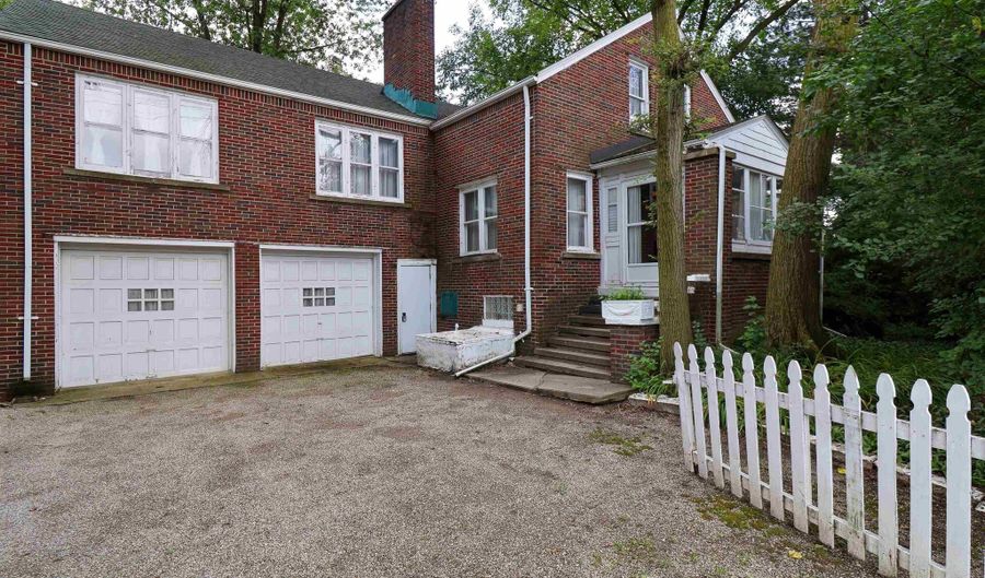 2656 E Big Beaver, Troy, MI 48083 - 5 Beds, 2 Bath