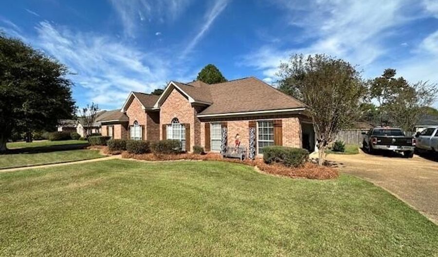 205 Park Ridge Dr, Brandon, MS 39042 - 4 Beds, 2 Bath
