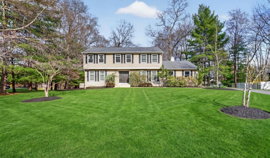 6 Amanda Ct, Airmont, NY 10952 - 5 Beds, 3 Bath