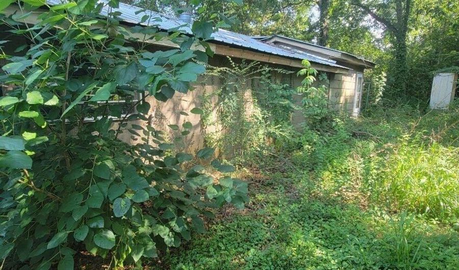 440 E Chickasaw St, Brookhaven, MS 39601 - 2 Beds, 1 Bath
