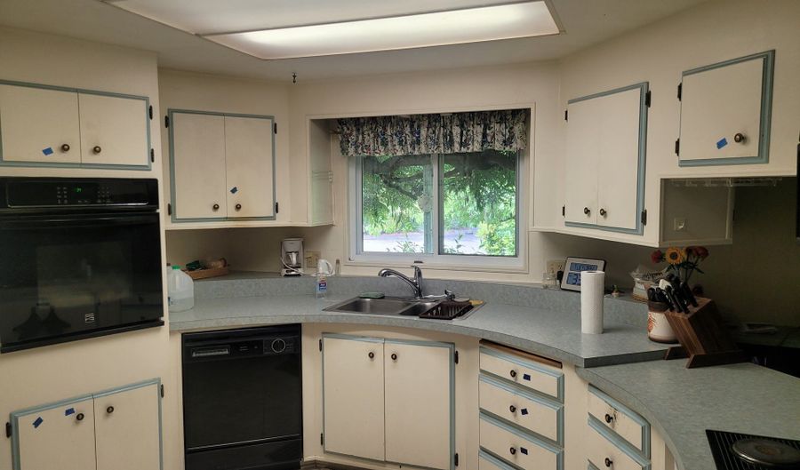 13651 WISTERIA Dr, Aurora, OR 97002 - 3 Beds, 2 Bath
