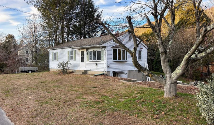 12 Deep Hollow Rd, Chester, CT 06412 - 3 Beds, 1 Bath