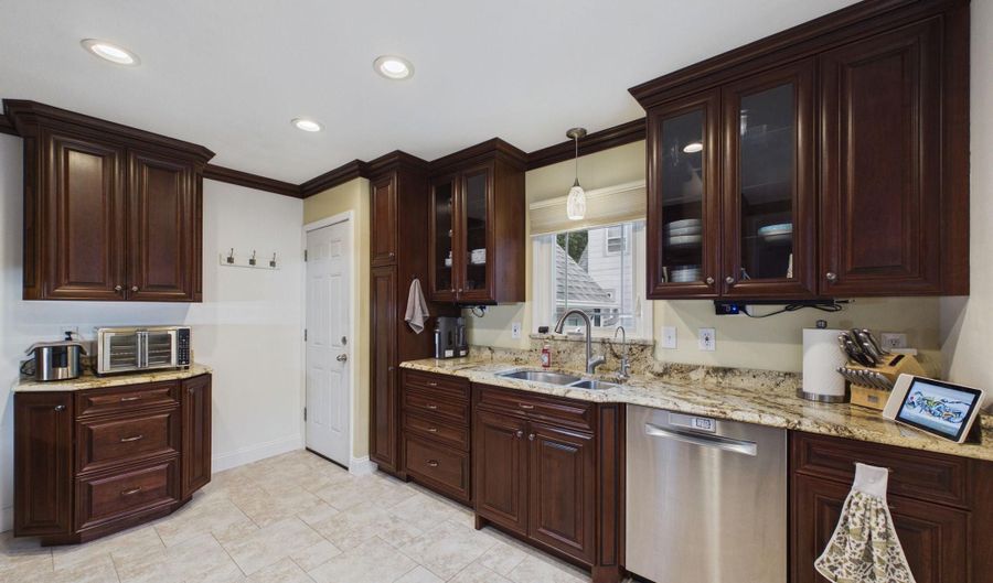 1334 Dunham St, Albert Lea, MN 56007 - 3 Beds, 2 Bath