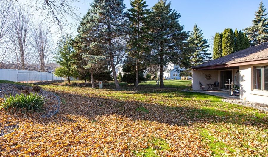 8 FIESTA Ct E, Appleton, WI 54911 - 3 Beds, 2 Bath