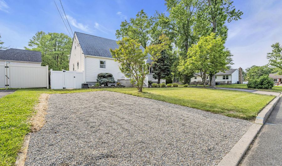 2 8th St, Aberdeen, NJ 07747 - 4 Beds, 2 Bath