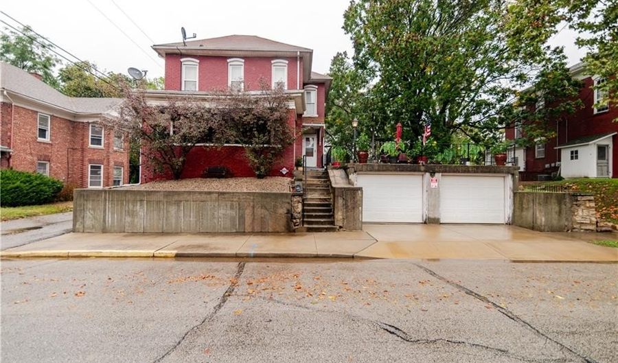 212 N 9th St, Atchison, KS 66002 - 3 Beds, 1 Bath