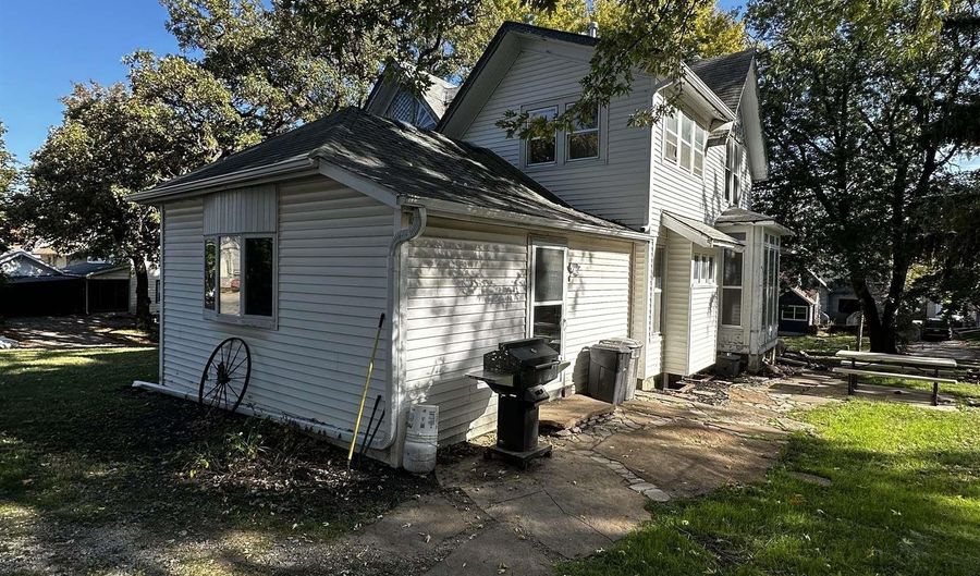 1101 Locust St, Atlantic, IA 50022 - 6 Beds, 3 Bath