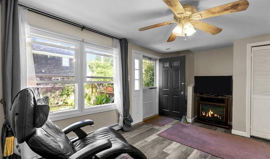 55 Homer St B, Newport, RI 02840 - 2 Beds, 2 Bath