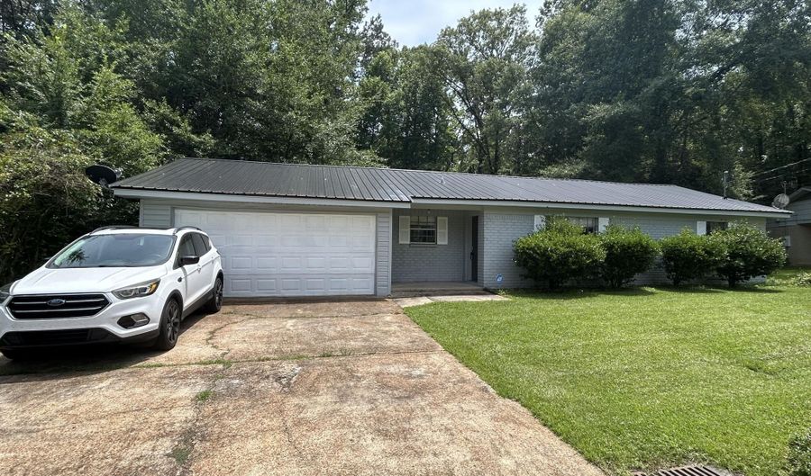 5919 40th Ct, Meridian, MS 39307 - 3 Beds, 2 Bath