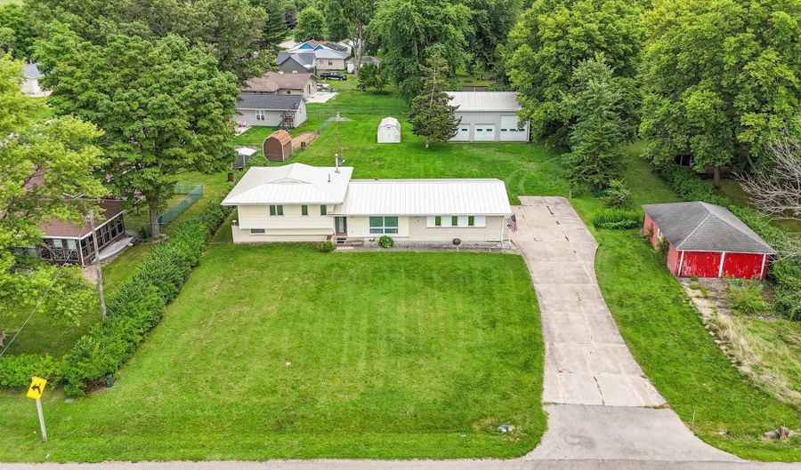 811 E ST RT 133 St, Arcola, IL 61910 - 3 Beds, 2 Bath