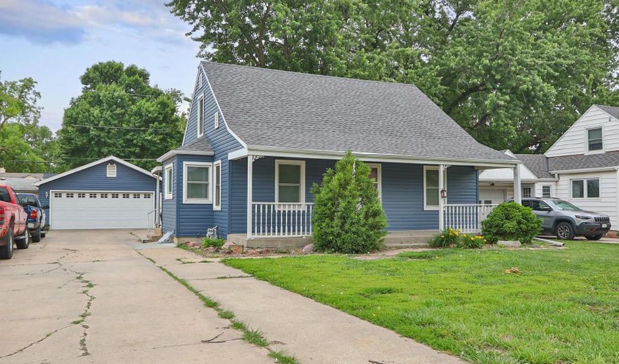 1107 N 13th St, Beatrice, NE 68310 - 3 Beds, 2 Bath