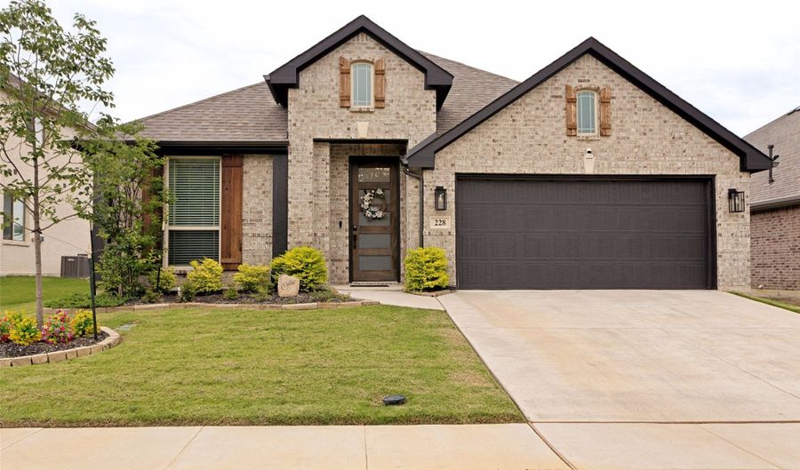 228 Shawnee Trl, Alvarado, TX 76009 - 4 Beds, 2 Bath