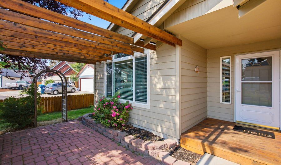 62815 Snowcap Ct, Bend, OR 97701 - 3 Beds, 2 Bath