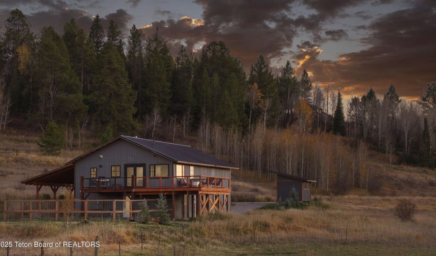 126 CORRAL Rd, Alpine, WY 83128 - 2 Beds, 4 Bath