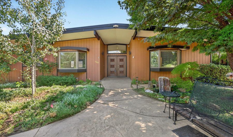 738 Fairway Ct, Ashland, OR 97520 - 3 Beds, 3 Bath