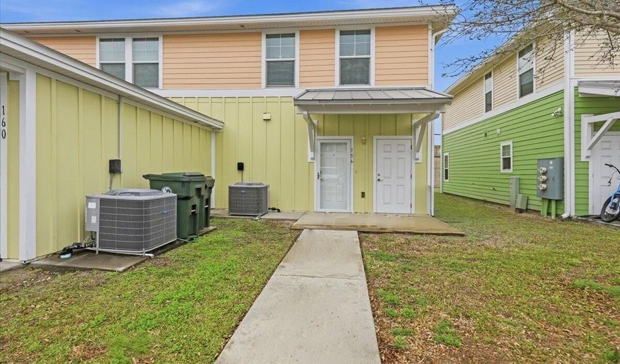 156 SANDY BEACH Ln, Atlantic Beach, FL 32233 - 3 Beds, 3 Bath