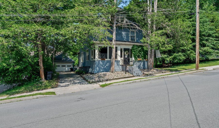 36 Henrietta St, Amsterdam, NY 12010 - 4 Beds, 2 Bath