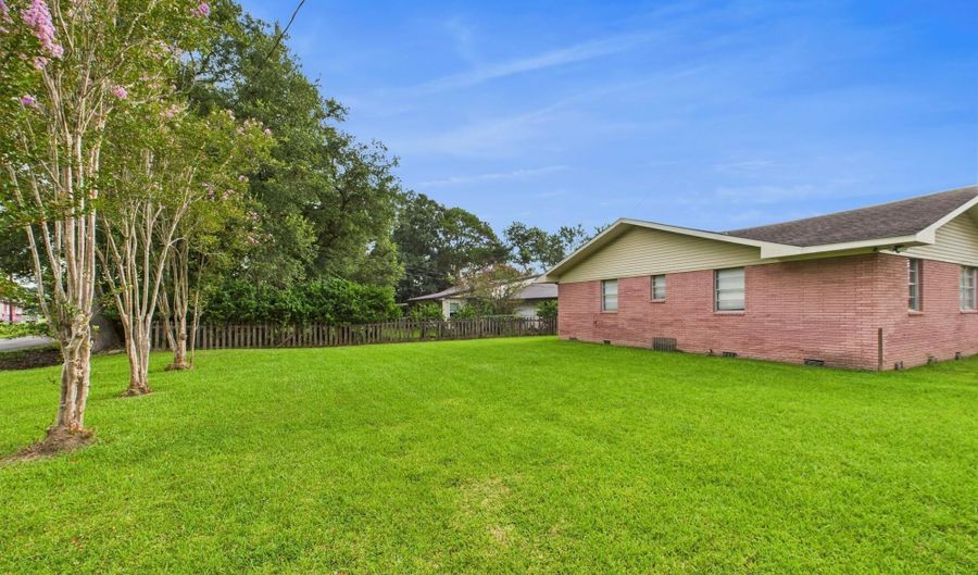 1016 Grace St, Abbeville, LA 70510 - 3 Beds, 2 Bath