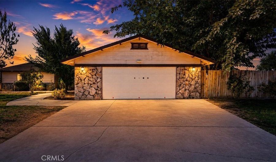 22935 Standing Rock, Apple Valley, CA 92307 - 4 Beds, 2 Bath