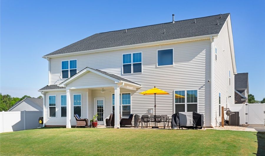 325 Valley Oak Dr, Belton, SC 29627 - 5 Beds, 4 Bath