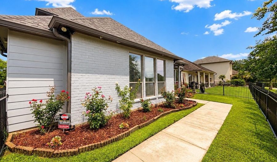 11001 Shoreline Dr, Baton Rouge, LA 70809 - 5 Beds, 4 Bath