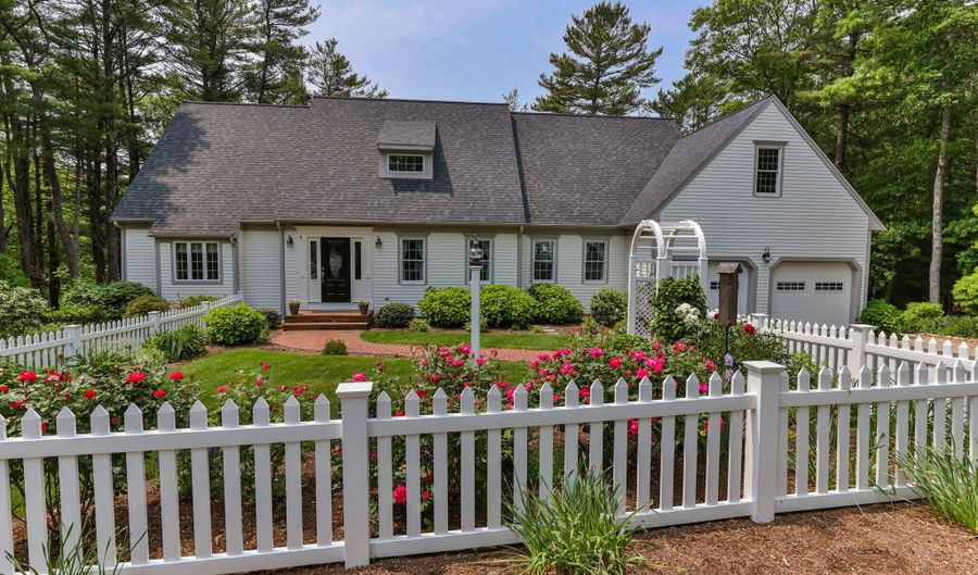 4 Canterbury Ln, Bourne, MA 02532 - 5 Beds, 3 Bath