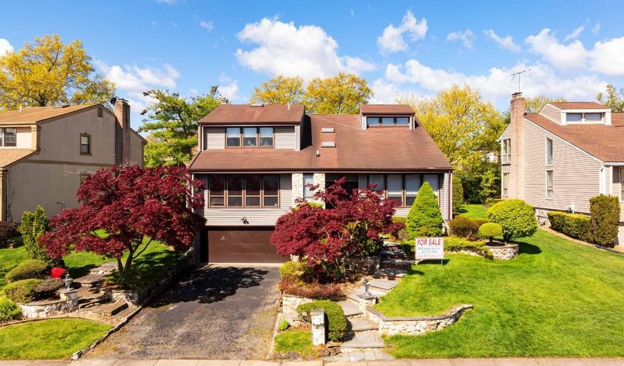 28 Crest Hollow Ln, Albertson, NY 11507 - 5 Beds, 5 Bath