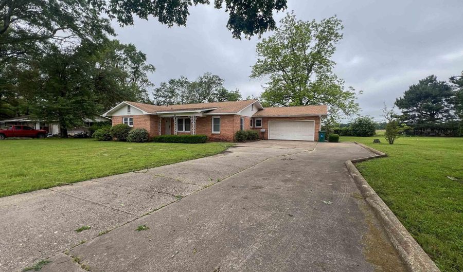 912 S Runnels, De Kalb, TX 75559 - 3 Beds, 2 Bath