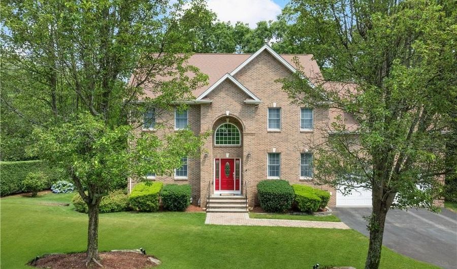 4 Morning Star Ct, Lincoln, RI 02865 - 5 Beds, 4 Bath