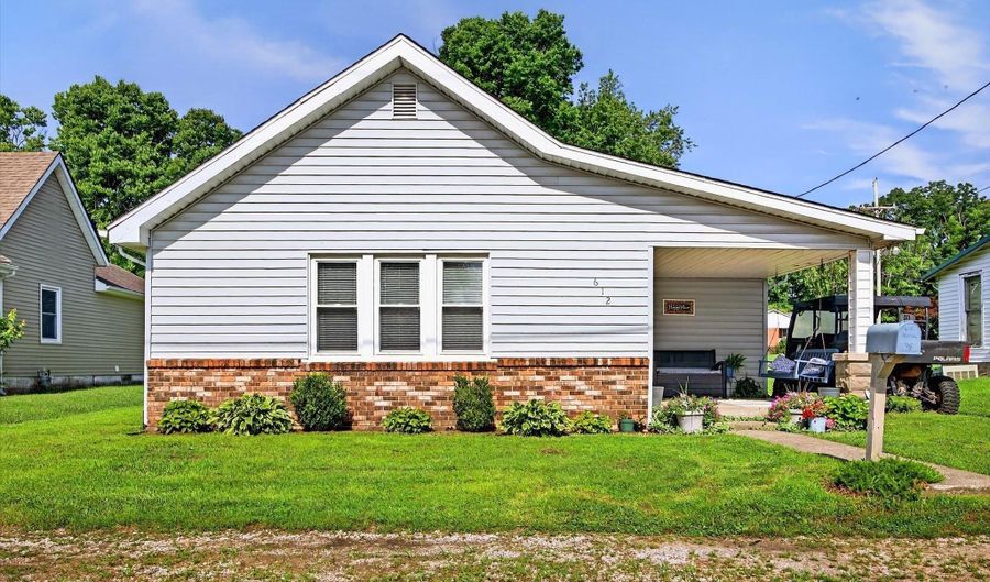 612 S Lewis St, Bloomfield, IN 47424 - 3 Beds, 1 Bath