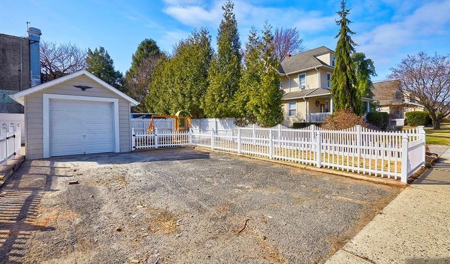 6 Levitt Ave, Bergenfield, NJ 07621 - 4 Beds, 3 Bath