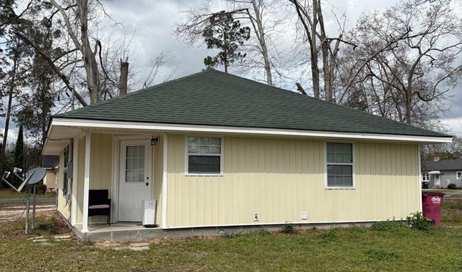 107 107 Peachtree St, Baxley, GA 31513 - 2 Beds, 1 Bath