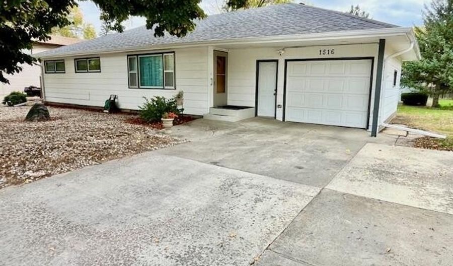 1516 N Dakota St, Aberdeen, SD 57401 - 3 Beds, 2 Bath