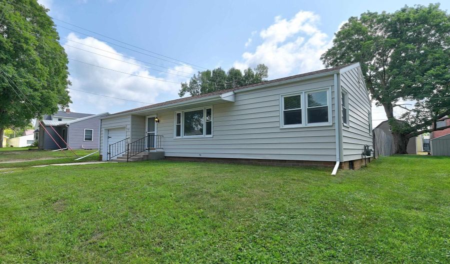 506 5TH St, Armstrong, IA 50514 - 2 Beds, 1 Bath
