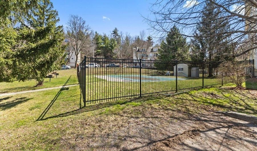 227 Hildred Dr, Burlington, VT 05401 - 1 Beds, 1 Bath