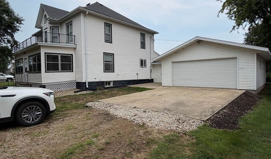 339 3rd St, Ashton, IA 51232 - 6 Beds, 2 Bath