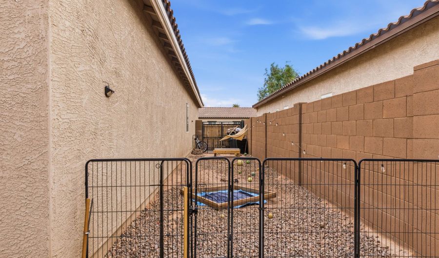 202 W SEVEN SEAS Dr, Casa Grande, AZ 85122 - 4 Beds, 2 Bath