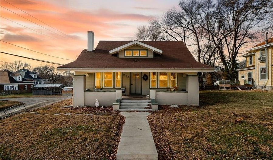 915 N 9th St, Atchison, KS 66002 - 3 Beds, 1 Bath